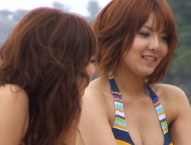 【おっぱい】青い空!白い砂浜!日差し照りつける暑いサマービーチでナンパされちゃっている女の子たちのおっぱい画像がエロすぎる!【30枚】 11